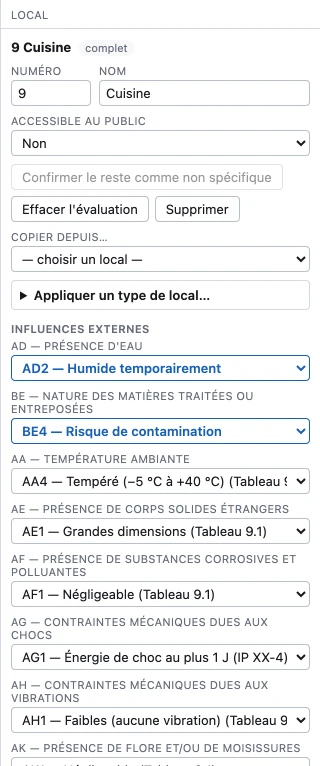 Le panneau Local de la cuisine sélectionnée : numéro et nom, accessible au public, les boutons Confirmer le reste comme non spécifique, Effacer l’évaluation et Supprimer, Copier depuis…, Appliquer un type de local… et, pour chaque code d’influence externe, une liste avec la classe attribuée.