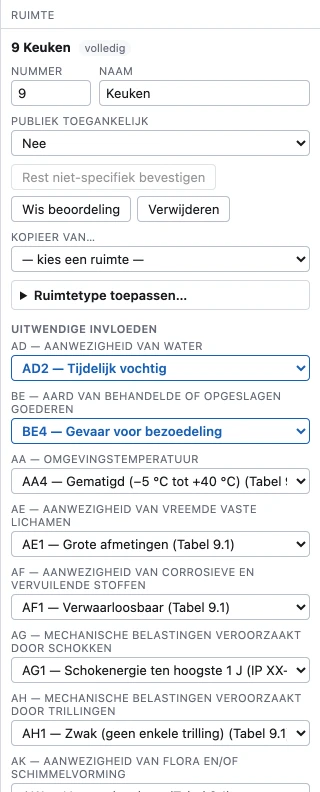 Het paneel Ruimte van de geselecteerde keuken: nummer en naam, publiek toegankelijk, de knoppen Rest niet-specifiek bevestigen, Wis beoordeling en Verwijderen, Kopieer van…, Ruimtetype toepassen… en per code van de uitwendige invloeden een keuzelijst met de toegekende klasse.