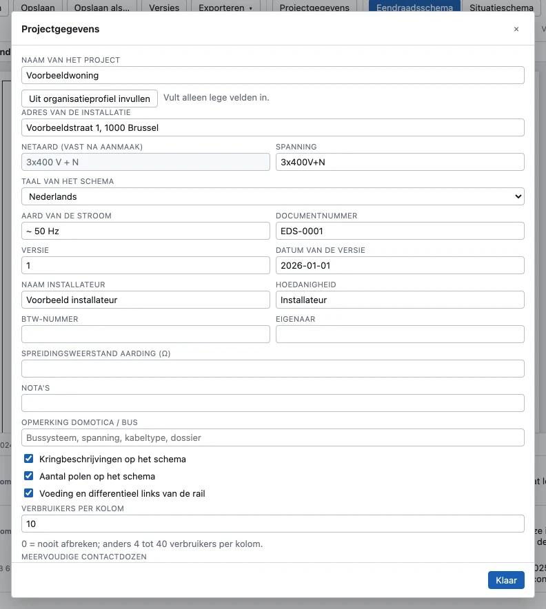 Het venster Projectgegevens, bovenaan: naam van het project, de knop Uit organisatieprofiel invullen, het adres, netaard, spanning, taal van het schema, documentnummer, versie en datum, naam en hoedanigheid van de installateur.